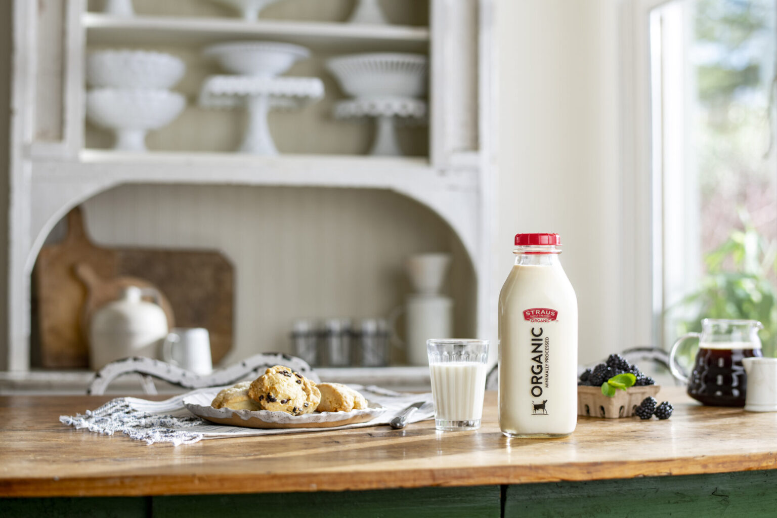 21 02 22 straus wholemilkhero 0327 rt bottle and glass of milk